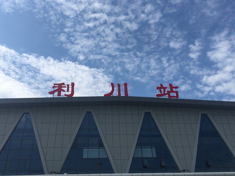 客運車站進、出站通道區有哪些靜態標識？